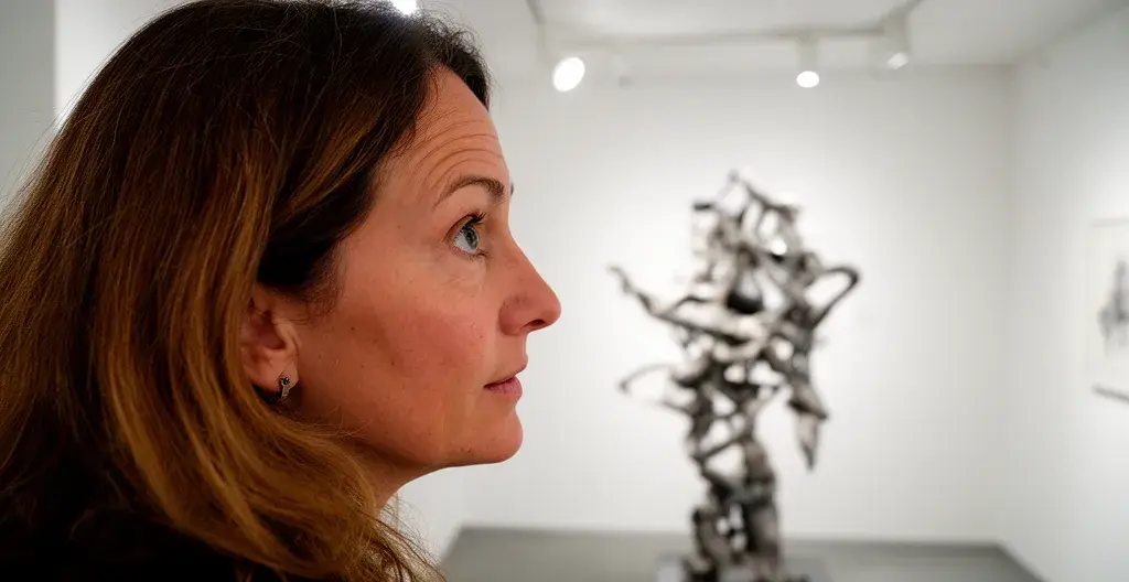 Participante découvrant une sculpture lors d'une médiation artistique